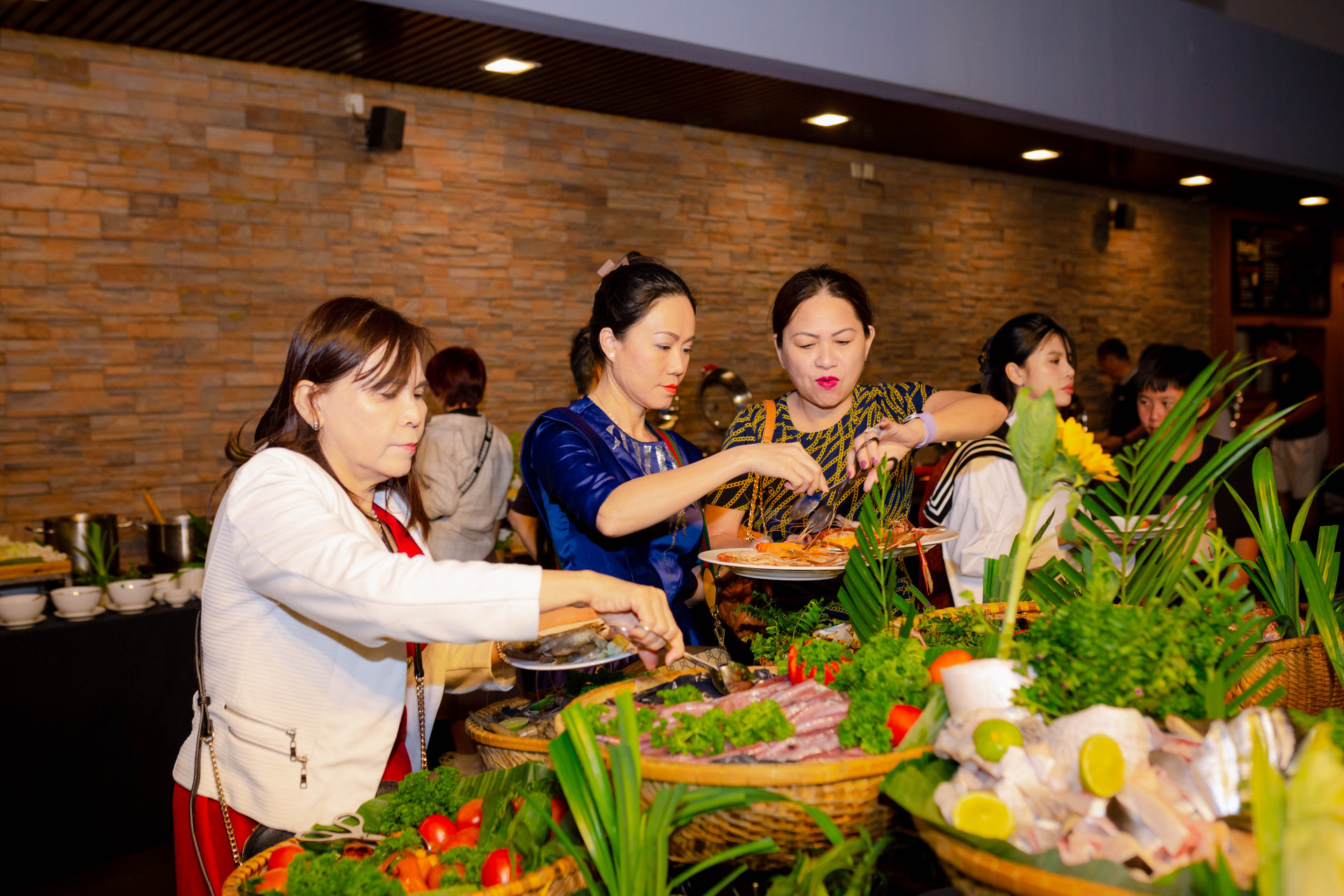 Du khách sử dụng buffet tại một khu nghỉ dưỡng ở Nha Trang - Khánh Hòa